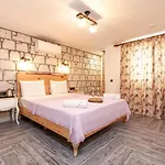 Twins Hotel 2*